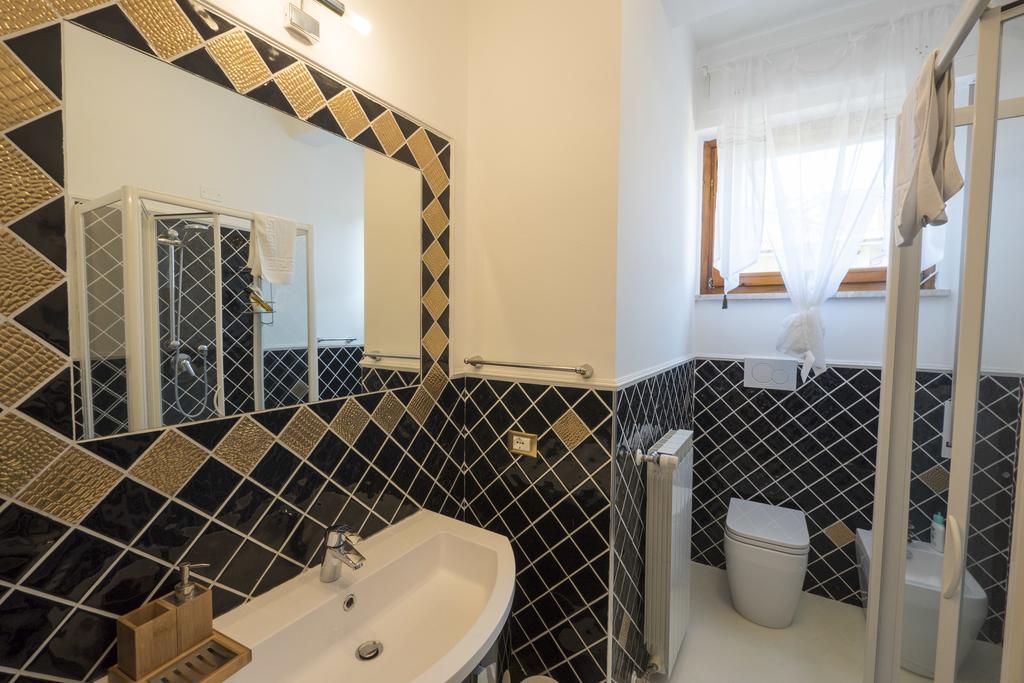 Suite Simonetta Sarzana Luaran gambar